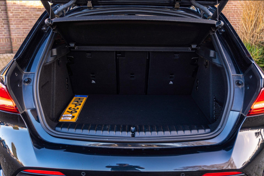 BMW 1-serie M135i xDrive High Executive 306 PK Dealer o.h. Adaptive Head Up H&K Camera Keyless 18''