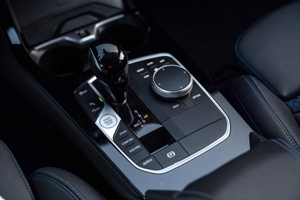 BMW 1-serie M135i xDrive High Executive 306 PK Dealer o.h. Adaptive Head Up H&K Camera Keyless 18''