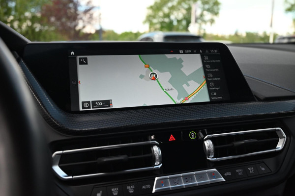 BMW 1-serie M135i xDrive High Executive 306 PK Dealer o.h. Adaptive Head Up H&K Camera Keyless 18''