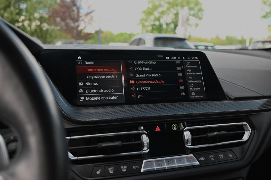 BMW 1-serie M135i xDrive High Executive 306 PK Dealer o.h. Adaptive Head Up H&K Camera Keyless 18''