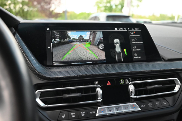 BMW 1-serie M135i xDrive High Executive 306 PK Dealer o.h. Adaptive Head Up H&K Camera Keyless 18''