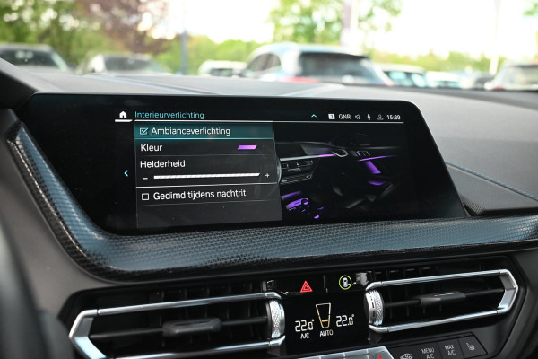 BMW 1-serie M135i xDrive High Executive 306 PK Dealer o.h. Adaptive Head Up H&K Camera Keyless 18''