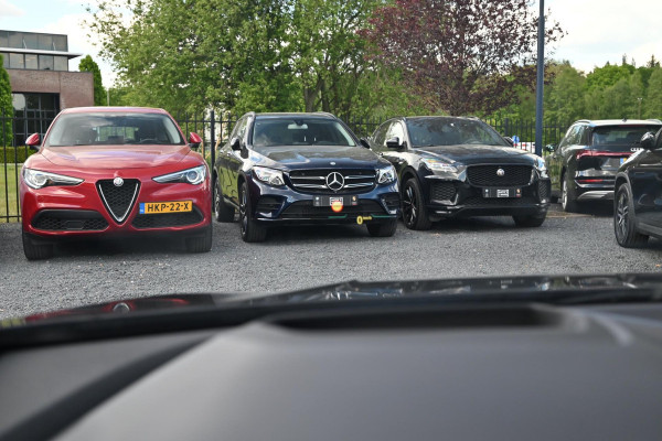 BMW 1-serie M135i xDrive High Executive 306 PK Dealer o.h. Adaptive Head Up H&K Camera Keyless 18''