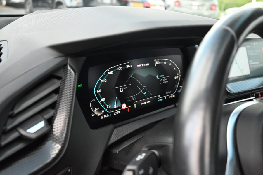 BMW 1-serie M135i xDrive High Executive 306 PK Dealer o.h. Adaptive Head Up H&K Camera Keyless 18''