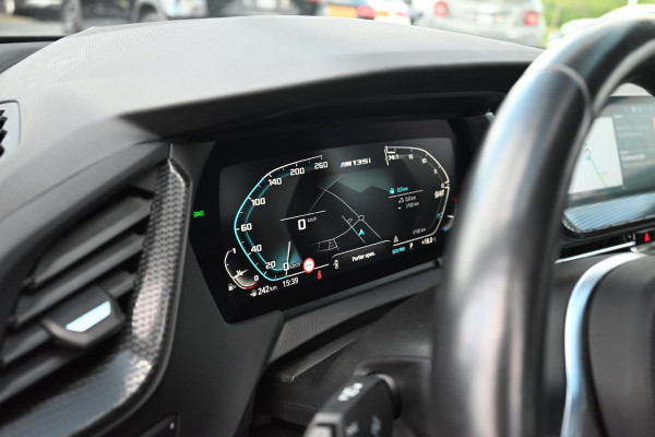 BMW 1-serie M135i xDrive High Executive 306 PK Dealer o.h. Adaptive Head Up H&K Camera Keyless 18''