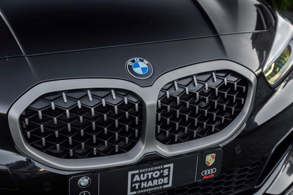 BMW 1-serie M135i xDrive High Executive 306 PK Dealer o.h. Adaptive Head Up H&K Camera Keyless 18''