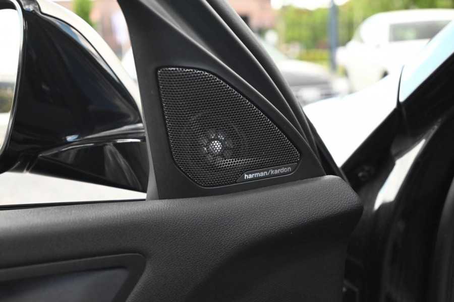 BMW 1-serie M135i xDrive High Executive 306 PK Dealer o.h. Adaptive Head Up H&K Camera Keyless 18''