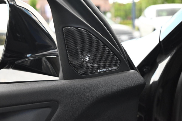 BMW 1-serie M135i xDrive High Executive 306 PK Dealer o.h. Adaptive Head Up H&K Camera Keyless 18''