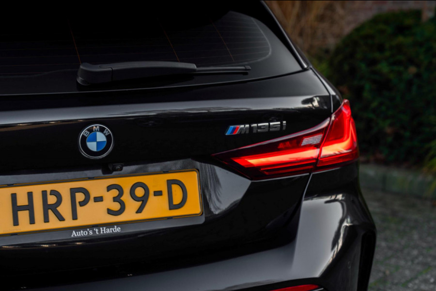 BMW 1-serie M135i xDrive High Executive 306 PK Dealer o.h. Adaptive Head Up H&K Camera Keyless 18''