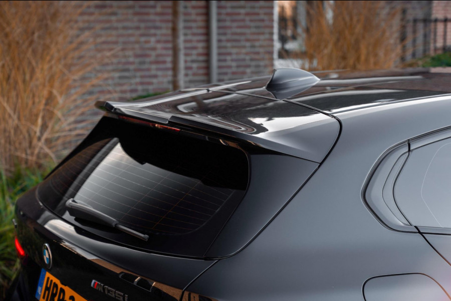 BMW 1-serie M135i xDrive High Executive 306 PK Dealer o.h. Adaptive Head Up H&K Camera Keyless 18''