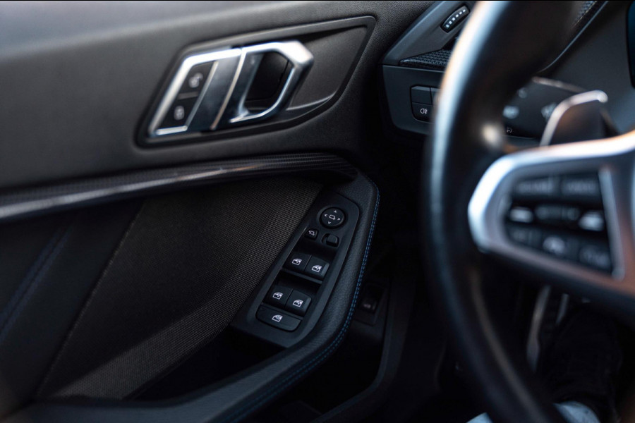 BMW 1-serie M135i xDrive High Executive 306 PK Dealer o.h. Adaptive Head Up H&K Camera Keyless 18''