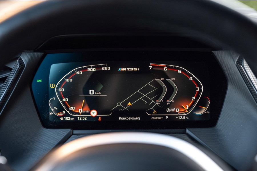 BMW 1-serie M135i xDrive High Executive 306 PK Dealer o.h. Adaptive Head Up H&K Camera Keyless 18''