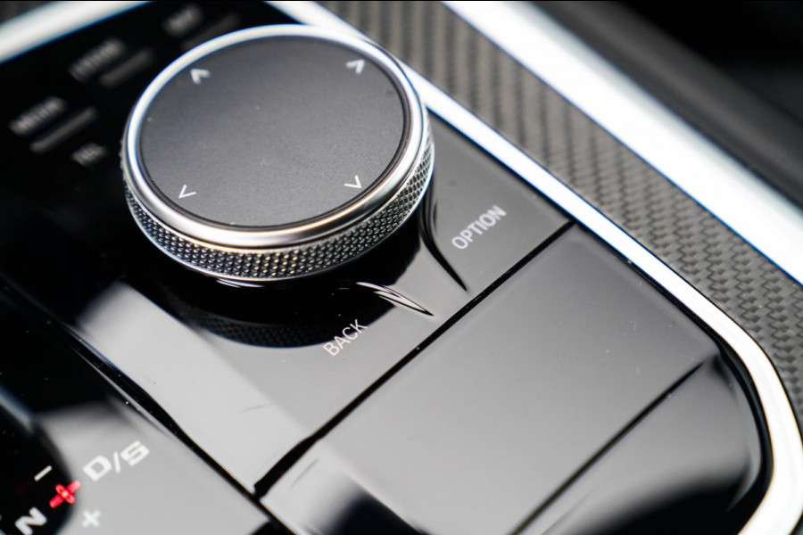 BMW XM PHEV 30 kWh | 687 PK | Iconic Glow | Skylounge | Massage | 360 Cam | Drive assistant | Stuurwielverwarming | Sportuitlaat |