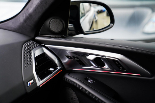 BMW XM PHEV 30 kWh | 687 PK | Iconic Glow | Skylounge | Massage | 360 Cam | Drive assistant | Stuurwielverwarming | Sportuitlaat |