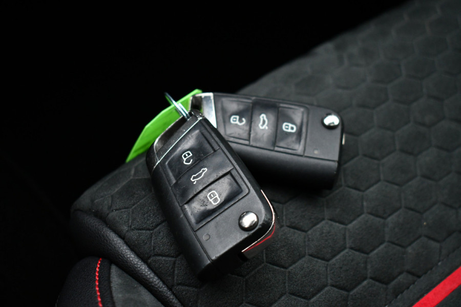 Volkswagen Golf 2.0 TSI GTI Performance Pano ACC 19inch Keyless Alcantara