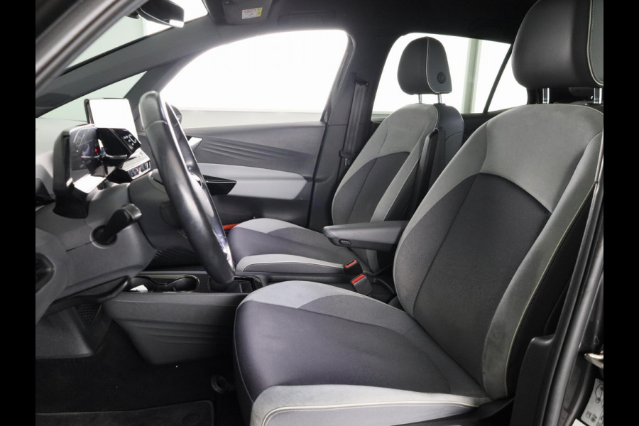 Volkswagen ID.3 First Plus 58 kWh 204 pk | Navigatie | Parkeersensoren | Achteruitrijcamera | Stoelverwarming | Apple Carplay/Android Auto | Matrix LED koplampen |