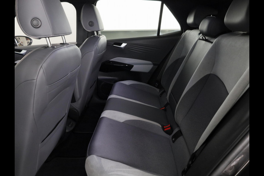 Volkswagen ID.3 First Plus 58 kWh 204 pk | Navigatie | Parkeersensoren | Achteruitrijcamera | Stoelverwarming | Apple Carplay/Android Auto | Matrix LED koplampen |