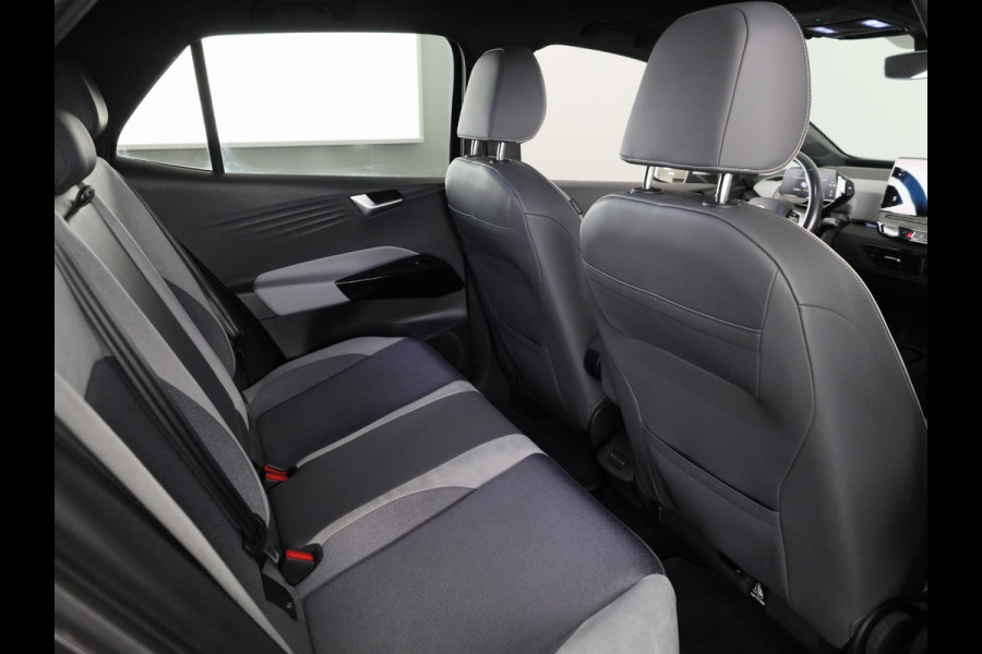 Volkswagen ID.3 First Plus 58 kWh 204 pk | Navigatie | Parkeersensoren | Achteruitrijcamera | Stoelverwarming | Apple Carplay/Android Auto | Matrix LED koplampen |