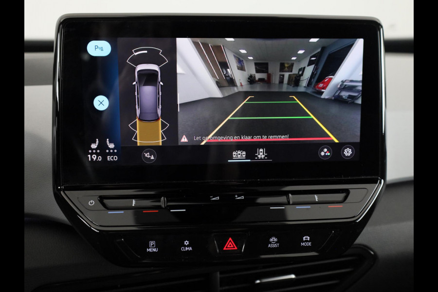 Volkswagen ID.3 First Plus 58 kWh 204 pk | Navigatie | Parkeersensoren | Achteruitrijcamera | Stoelverwarming | Apple Carplay/Android Auto | Matrix LED koplampen |