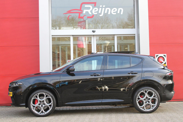 Alfa Romeo Tonale 1.3T PHEV 280PK VELOCE Q4 | PANORAMISCH SCHUIF / KANTELDAK | LEDEREN BEKLEDING | VOORSTOELEN / STUUR VERWARMD | VOORSTOELEN GEVENTILEERD | VOORSTOELEN ELEKTRISCH VERSTELBAAR | DRAADLOOS APPLE CARPLAY / ANDROID AUTO | 360° CAMERA | AUTOMATISCH DIMMENDE BUITENSPIEGELS | 20"INCH LICHTMETALEN VELGEN | ADAPTIVE CRUISE CONTROL | KEYLESS ENTRY / START | ELEKTRISCH BEDIENBARE ACHTERKLEP | DRAADLOZE TELEFOONLADER | AMBIENT LIGHTING | DONKERE HEMELBEKLEDING | SCHAKELFLIPPERS AAN HET STUUR | VERWARMDE RUITENSPROEIERS |