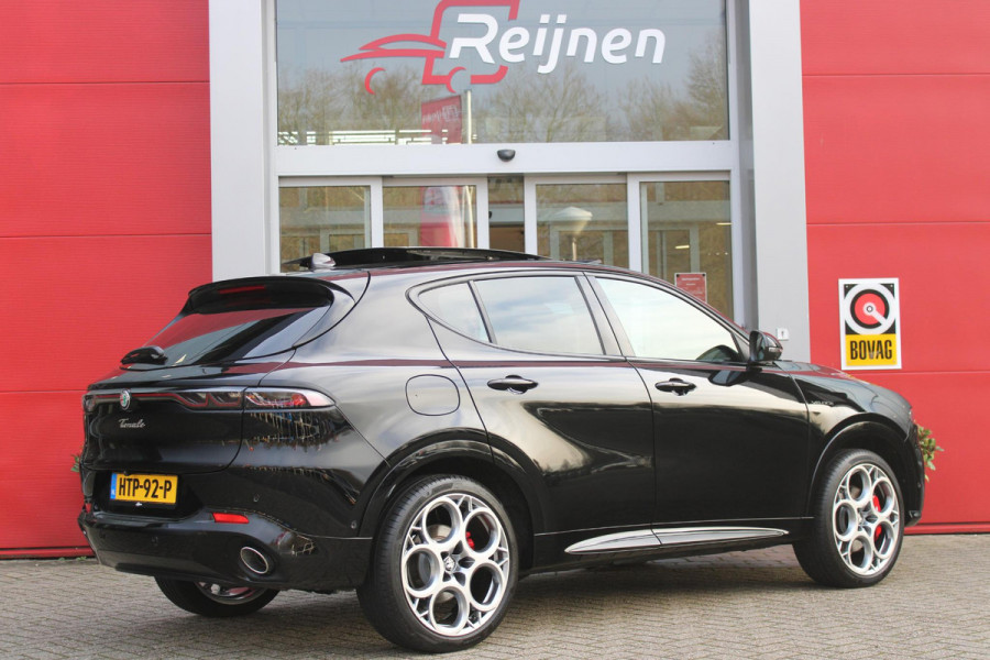 Alfa Romeo Tonale 1.3T PHEV 280PK VELOCE Q4 | PANORAMISCH SCHUIF / KANTELDAK | LEDEREN BEKLEDING | VOORSTOELEN / STUUR VERWARMD | VOORSTOELEN GEVENTILEERD | VOORSTOELEN ELEKTRISCH VERSTELBAAR | DRAADLOOS APPLE CARPLAY / ANDROID AUTO | 360° CAMERA | AUTOMATISCH DIMMENDE BUITENSPIEGELS | 20"INCH LICHTMETALEN VELGEN | ADAPTIVE CRUISE CONTROL | KEYLESS ENTRY / START | ELEKTRISCH BEDIENBARE ACHTERKLEP | DRAADLOZE TELEFOONLADER | AMBIENT LIGHTING | DONKERE HEMELBEKLEDING | SCHAKELFLIPPERS AAN HET STUUR | VERWARMDE RUITENSPROEIERS |