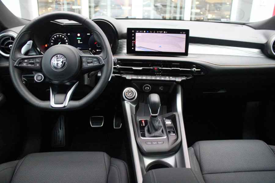 Alfa Romeo Tonale 1.3T PHEV 280PK VELOCE Q4 | PANORAMISCH SCHUIF / KANTELDAK | LEDEREN BEKLEDING | VOORSTOELEN / STUUR VERWARMD | VOORSTOELEN GEVENTILEERD | VOORSTOELEN ELEKTRISCH VERSTELBAAR | DRAADLOOS APPLE CARPLAY / ANDROID AUTO | 360° CAMERA | AUTOMATISCH DIMMENDE BUITENSPIEGELS | 20"INCH LICHTMETALEN VELGEN | ADAPTIVE CRUISE CONTROL | KEYLESS ENTRY / START | ELEKTRISCH BEDIENBARE ACHTERKLEP | DRAADLOZE TELEFOONLADER | AMBIENT LIGHTING | DONKERE HEMELBEKLEDING | SCHAKELFLIPPERS AAN HET STUUR | VERWARMDE RUITENSPROEIERS |