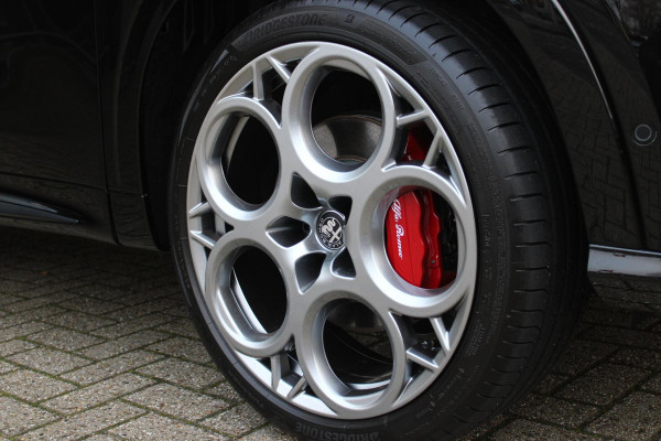 Alfa Romeo Tonale 1.3T PHEV 280PK VELOCE Q4 | PANORAMISCH SCHUIF / KANTELDAK | LEDEREN BEKLEDING | VOORSTOELEN / STUUR VERWARMD | VOORSTOELEN GEVENTILEERD | VOORSTOELEN ELEKTRISCH VERSTELBAAR | DRAADLOOS APPLE CARPLAY / ANDROID AUTO | 360° CAMERA | AUTOMATISCH DIMMENDE BUITENSPIEGELS | 20"INCH LICHTMETALEN VELGEN | ADAPTIVE CRUISE CONTROL | KEYLESS ENTRY / START | ELEKTRISCH BEDIENBARE ACHTERKLEP | DRAADLOZE TELEFOONLADER | AMBIENT LIGHTING | DONKERE HEMELBEKLEDING | SCHAKELFLIPPERS AAN HET STUUR | VERWARMDE RUITENSPROEIERS |