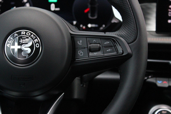 Alfa Romeo Tonale 1.3T PHEV 280PK VELOCE Q4 | PANORAMISCH SCHUIF / KANTELDAK | LEDEREN BEKLEDING | VOORSTOELEN / STUUR VERWARMD | VOORSTOELEN GEVENTILEERD | VOORSTOELEN ELEKTRISCH VERSTELBAAR | DRAADLOOS APPLE CARPLAY / ANDROID AUTO | 360° CAMERA | AUTOMATISCH DIMMENDE BUITENSPIEGELS | 20"INCH LICHTMETALEN VELGEN | ADAPTIVE CRUISE CONTROL | KEYLESS ENTRY / START | ELEKTRISCH BEDIENBARE ACHTERKLEP | DRAADLOZE TELEFOONLADER | AMBIENT LIGHTING | DONKERE HEMELBEKLEDING | SCHAKELFLIPPERS AAN HET STUUR | VERWARMDE RUITENSPROEIERS |