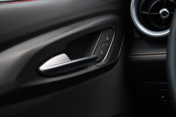 Alfa Romeo Tonale 1.3T PHEV 280PK VELOCE Q4 | PANORAMISCH SCHUIF / KANTELDAK | LEDEREN BEKLEDING | VOORSTOELEN / STUUR VERWARMD | VOORSTOELEN GEVENTILEERD | VOORSTOELEN ELEKTRISCH VERSTELBAAR | DRAADLOOS APPLE CARPLAY / ANDROID AUTO | 360° CAMERA | AUTOMATISCH DIMMENDE BUITENSPIEGELS | 20"INCH LICHTMETALEN VELGEN | ADAPTIVE CRUISE CONTROL | KEYLESS ENTRY / START | ELEKTRISCH BEDIENBARE ACHTERKLEP | DRAADLOZE TELEFOONLADER | AMBIENT LIGHTING | DONKERE HEMELBEKLEDING | SCHAKELFLIPPERS AAN HET STUUR | VERWARMDE RUITENSPROEIERS |