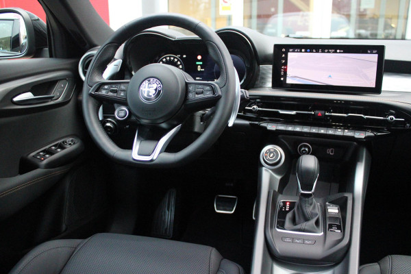 Alfa Romeo Tonale 1.3T PHEV 280PK VELOCE Q4 | PANORAMISCH SCHUIF / KANTELDAK | LEDEREN BEKLEDING | VOORSTOELEN / STUUR VERWARMD | VOORSTOELEN GEVENTILEERD | VOORSTOELEN ELEKTRISCH VERSTELBAAR | DRAADLOOS APPLE CARPLAY / ANDROID AUTO | 360° CAMERA | AUTOMATISCH DIMMENDE BUITENSPIEGELS | 20"INCH LICHTMETALEN VELGEN | ADAPTIVE CRUISE CONTROL | KEYLESS ENTRY / START | ELEKTRISCH BEDIENBARE ACHTERKLEP | DRAADLOZE TELEFOONLADER | AMBIENT LIGHTING | DONKERE HEMELBEKLEDING | SCHAKELFLIPPERS AAN HET STUUR | VERWARMDE RUITENSPROEIERS |