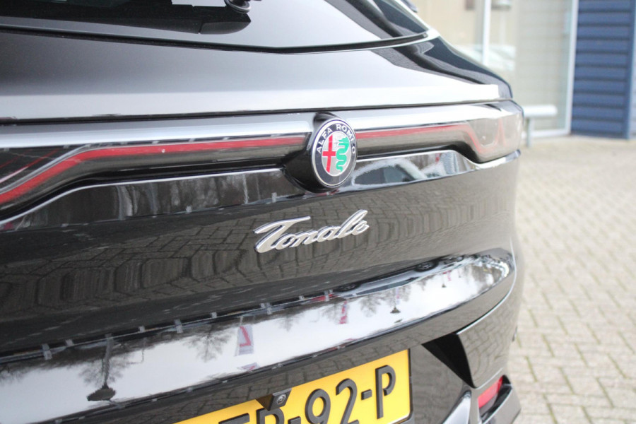 Alfa Romeo Tonale 1.3T PHEV 280PK VELOCE Q4 | PANORAMISCH SCHUIF / KANTELDAK | LEDEREN BEKLEDING | VOORSTOELEN / STUUR VERWARMD | VOORSTOELEN GEVENTILEERD | VOORSTOELEN ELEKTRISCH VERSTELBAAR | DRAADLOOS APPLE CARPLAY / ANDROID AUTO | 360° CAMERA | AUTOMATISCH DIMMENDE BUITENSPIEGELS | 20"INCH LICHTMETALEN VELGEN | ADAPTIVE CRUISE CONTROL | KEYLESS ENTRY / START | ELEKTRISCH BEDIENBARE ACHTERKLEP | DRAADLOZE TELEFOONLADER | AMBIENT LIGHTING | DONKERE HEMELBEKLEDING | SCHAKELFLIPPERS AAN HET STUUR | VERWARMDE RUITENSPROEIERS |