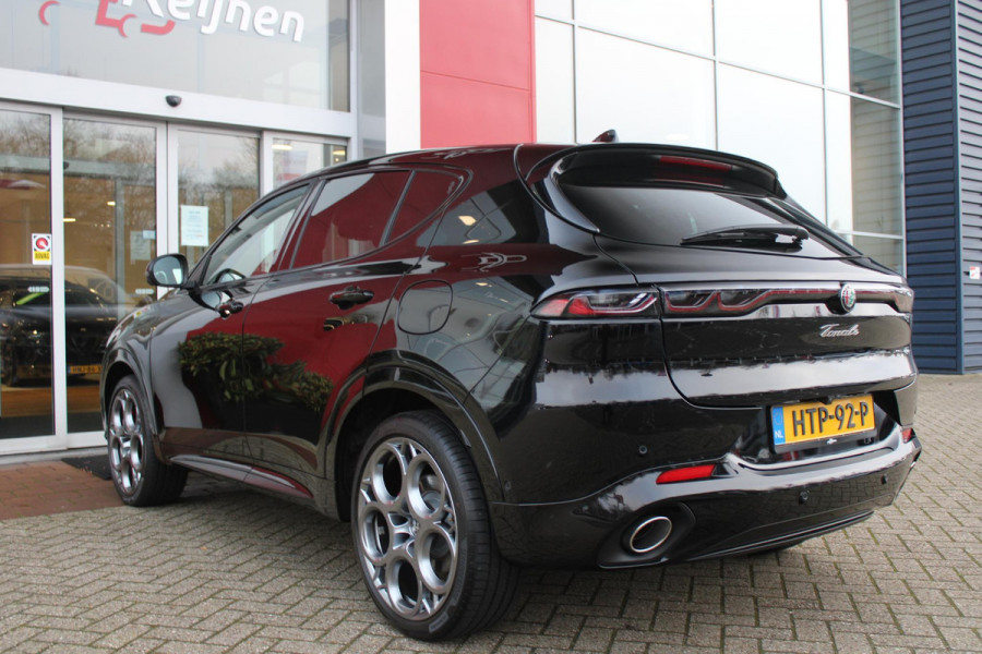 Alfa Romeo Tonale 1.3T PHEV 280PK VELOCE Q4 | PANORAMISCH SCHUIF / KANTELDAK | LEDEREN BEKLEDING | VOORSTOELEN / STUUR VERWARMD | VOORSTOELEN GEVENTILEERD | VOORSTOELEN ELEKTRISCH VERSTELBAAR | DRAADLOOS APPLE CARPLAY / ANDROID AUTO | 360° CAMERA | AUTOMATISCH DIMMENDE BUITENSPIEGELS | 20"INCH LICHTMETALEN VELGEN | ADAPTIVE CRUISE CONTROL | KEYLESS ENTRY / START | ELEKTRISCH BEDIENBARE ACHTERKLEP | DRAADLOZE TELEFOONLADER | AMBIENT LIGHTING | DONKERE HEMELBEKLEDING | SCHAKELFLIPPERS AAN HET STUUR | VERWARMDE RUITENSPROEIERS |