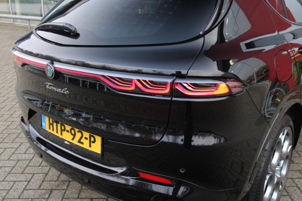 Alfa Romeo Tonale 1.3T PHEV 280PK VELOCE Q4 | PANORAMISCH SCHUIF / KANTELDAK | LEDEREN BEKLEDING | VOORSTOELEN / STUUR VERWARMD | VOORSTOELEN GEVENTILEERD | VOORSTOELEN ELEKTRISCH VERSTELBAAR | DRAADLOOS APPLE CARPLAY / ANDROID AUTO | 360° CAMERA | AUTOMATISCH DIMMENDE BUITENSPIEGELS | 20"INCH LICHTMETALEN VELGEN | ADAPTIVE CRUISE CONTROL | KEYLESS ENTRY / START | ELEKTRISCH BEDIENBARE ACHTERKLEP | DRAADLOZE TELEFOONLADER | AMBIENT LIGHTING | DONKERE HEMELBEKLEDING | SCHAKELFLIPPERS AAN HET STUUR | VERWARMDE RUITENSPROEIERS |