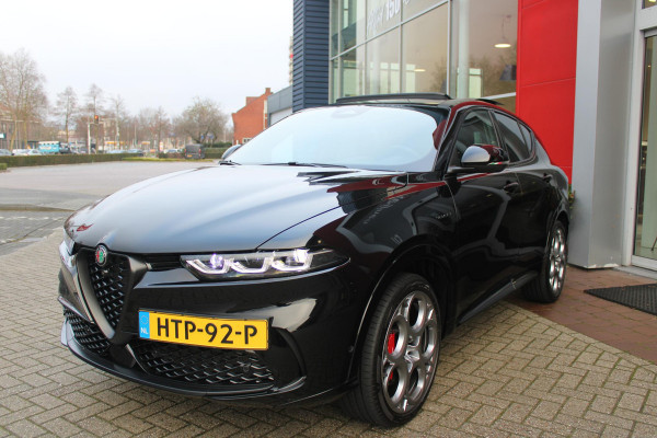 Alfa Romeo Tonale 1.3T PHEV 280PK VELOCE Q4 | PANORAMISCH SCHUIF / KANTELDAK | LEDEREN BEKLEDING | VOORSTOELEN / STUUR VERWARMD | VOORSTOELEN GEVENTILEERD | VOORSTOELEN ELEKTRISCH VERSTELBAAR | DRAADLOOS APPLE CARPLAY / ANDROID AUTO | 360° CAMERA | AUTOMATISCH DIMMENDE BUITENSPIEGELS | 20"INCH LICHTMETALEN VELGEN | ADAPTIVE CRUISE CONTROL | KEYLESS ENTRY / START | ELEKTRISCH BEDIENBARE ACHTERKLEP | DRAADLOZE TELEFOONLADER | AMBIENT LIGHTING | DONKERE HEMELBEKLEDING | SCHAKELFLIPPERS AAN HET STUUR | VERWARMDE RUITENSPROEIERS |