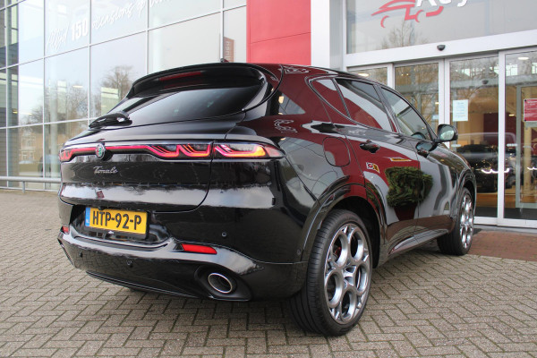 Alfa Romeo Tonale 1.3T PHEV 280PK VELOCE Q4 | PANORAMISCH SCHUIF / KANTELDAK | LEDEREN BEKLEDING | VOORSTOELEN / STUUR VERWARMD | VOORSTOELEN GEVENTILEERD | VOORSTOELEN ELEKTRISCH VERSTELBAAR | DRAADLOOS APPLE CARPLAY / ANDROID AUTO | 360° CAMERA | AUTOMATISCH DIMMENDE BUITENSPIEGELS | 20"INCH LICHTMETALEN VELGEN | ADAPTIVE CRUISE CONTROL | KEYLESS ENTRY / START | ELEKTRISCH BEDIENBARE ACHTERKLEP | DRAADLOZE TELEFOONLADER | AMBIENT LIGHTING | DONKERE HEMELBEKLEDING | SCHAKELFLIPPERS AAN HET STUUR | VERWARMDE RUITENSPROEIERS |