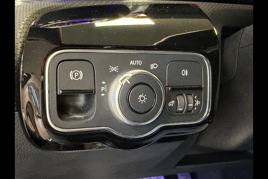 Mercedes-Benz A-Klasse 180 Business Solution AUT. PARKEERSENSOREN VOOR EN ACHTER CRUISE CONTROL STOELVERWARMING NAVI LDER