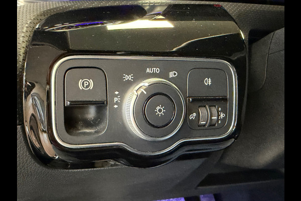 Mercedes-Benz A-Klasse 180 Business Solution AUT. PARKEERSENSOREN VOOR EN ACHTER CRUISE CONTROL STOELVERWARMING NAVI LDER