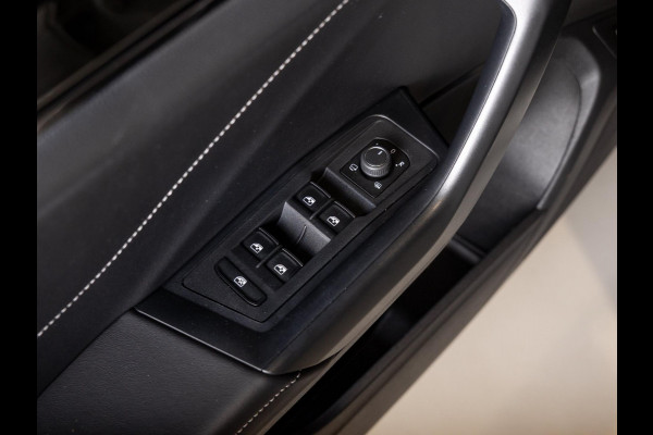 Volkswagen T-Roc 1.5 TSI R-Line Edition / 150pk / Stoel en stuur verwarming / Achteruitrij camera / Keyless /