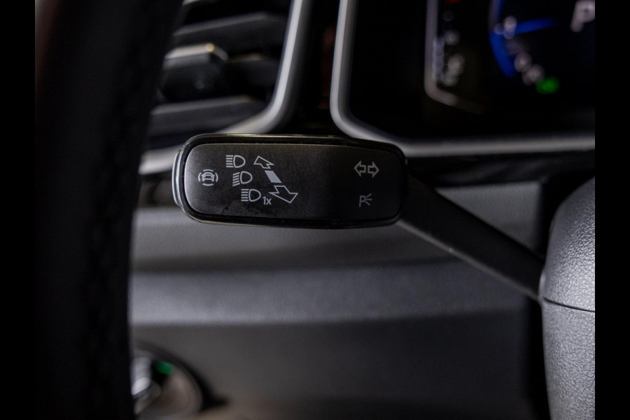 Volkswagen T-Roc 1.5 TSI R-Line Edition / 150pk / Stoel en stuur verwarming / Achteruitrij camera / Keyless /