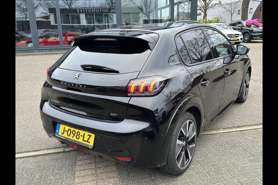 Peugeot e-208 EV GT 350 50 kWh VAN: 17.900,- VOOR: 15.877,- UW EINDEJAARSVOORDEEL: 2.023,- EURO | 3-fase laden | SOH 88% | Panoramadak | Adaptieve cruise control | Virtual cockpit | Stoelverwarming | Full options