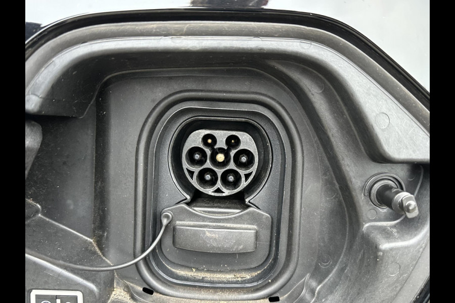 Peugeot e-208 EV GT 350 50 kWh VAN: 17.900,- VOOR: 15.877,- UW EINDEJAARSVOORDEEL: 2.023,- EURO | 3-fase laden | SOH 88% | Panoramadak | Adaptieve cruise control | Virtual cockpit | Stoelverwarming | Full options