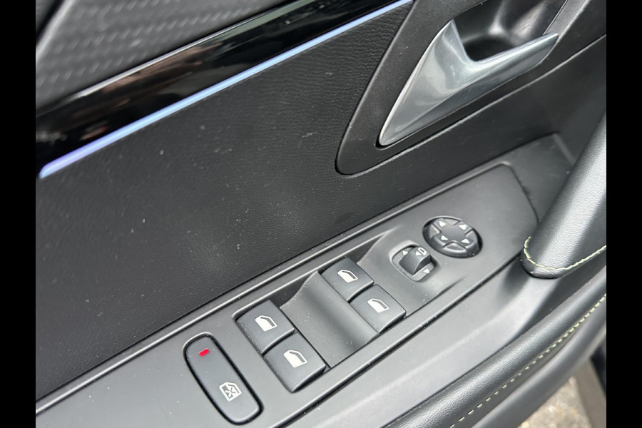 Peugeot e-208 EV GT 350 50 kWh VAN: 17.900,- VOOR: 15.877,- UW EINDEJAARSVOORDEEL: 2.023,- EURO | 3-fase laden | SOH 88% | Panoramadak | Adaptieve cruise control | Virtual cockpit | Stoelverwarming | Full options