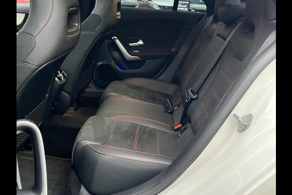 Mercedes-Benz CLA-Klasse 200 Business Solution AMG l 1e eigenaar | NL Auto  Panoramadak | Sfeerverlichting | Elektrische stoelen met geheugen | Camera | Apple CarPlay | Rijklaar geleverd met 12 maanden BOVAG-garantie