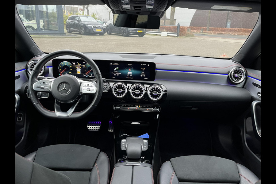 Mercedes-Benz CLA-Klasse 200 Business Solution AMG l 1e eigenaar | NL Auto  Panoramadak | Sfeerverlichting | Elektrische stoelen met geheugen | Camera | Apple CarPlay | Rijklaar geleverd met 12 maanden BOVAG-garantie