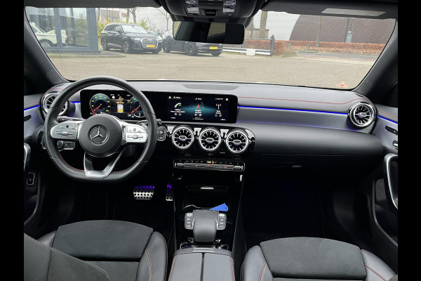 Mercedes-Benz CLA-Klasse 200 Business Solution AMG l 1e eigenaar | NL Auto  Panoramadak | Sfeerverlichting | Elektrische stoelen met geheugen | Camera | Apple CarPlay | Rijklaar geleverd met 12 maanden BOVAG-garantie