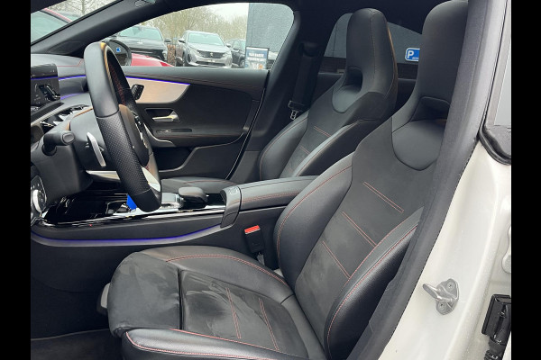Mercedes-Benz CLA-Klasse 200 Business Solution AMG l 1e eigenaar | NL Auto  Panoramadak | Sfeerverlichting | Elektrische stoelen met geheugen | Camera | Apple CarPlay | Rijklaar geleverd met 12 maanden BOVAG-garantie