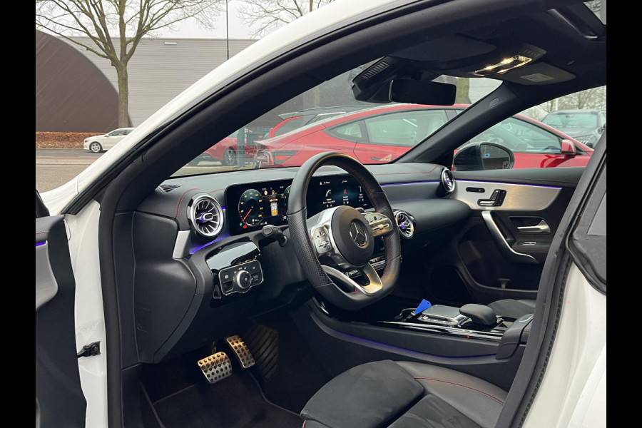 Mercedes-Benz CLA-Klasse 200 Business Solution AMG l 1e eigenaar | NL Auto  Panoramadak | Sfeerverlichting | Elektrische stoelen met geheugen | Camera | Apple CarPlay | Rijklaar geleverd met 12 maanden BOVAG-garantie