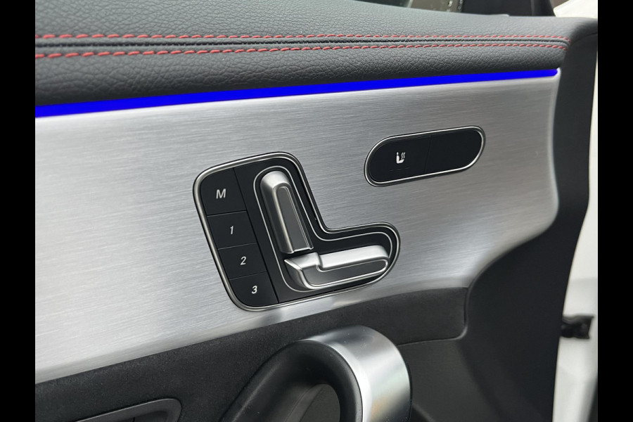 Mercedes-Benz CLA-Klasse 200 Business Solution AMG l 1e eigenaar | NL Auto  Panoramadak | Sfeerverlichting | Elektrische stoelen met geheugen | Camera | Apple CarPlay | Rijklaar geleverd met 12 maanden BOVAG-garantie