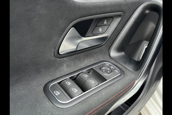 Mercedes-Benz CLA-Klasse 200 Business Solution AMG l 1e eigenaar | NL Auto  Panoramadak | Sfeerverlichting | Elektrische stoelen met geheugen | Camera | Apple CarPlay | Rijklaar geleverd met 12 maanden BOVAG-garantie