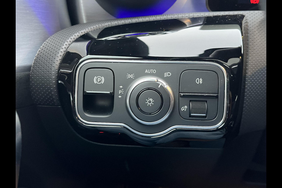 Mercedes-Benz CLA-Klasse 200 Business Solution AMG l 1e eigenaar | NL Auto  Panoramadak | Sfeerverlichting | Elektrische stoelen met geheugen | Camera | Apple CarPlay | Rijklaar geleverd met 12 maanden BOVAG-garantie